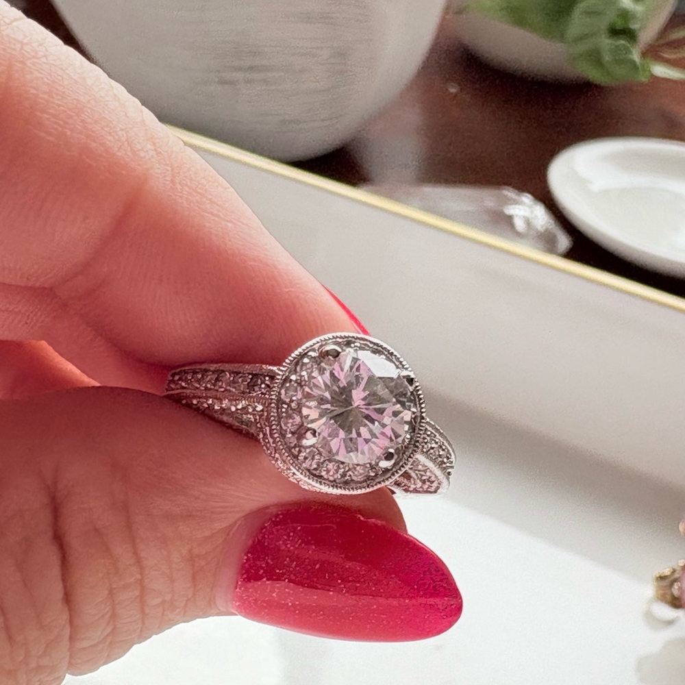 ❤️ Stunning Silver Women's Ring with Crystal Accent ❤️